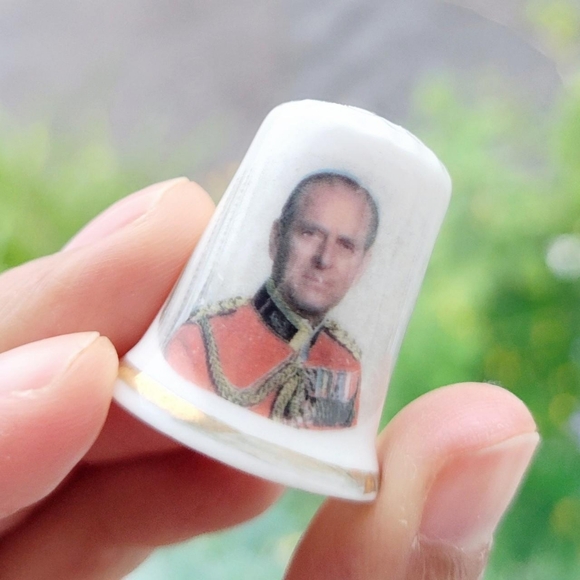 Vintage Prince Phillip Duke of Edinburgh Royal Family Fine Bone China Thimble - Picture 5 of 8